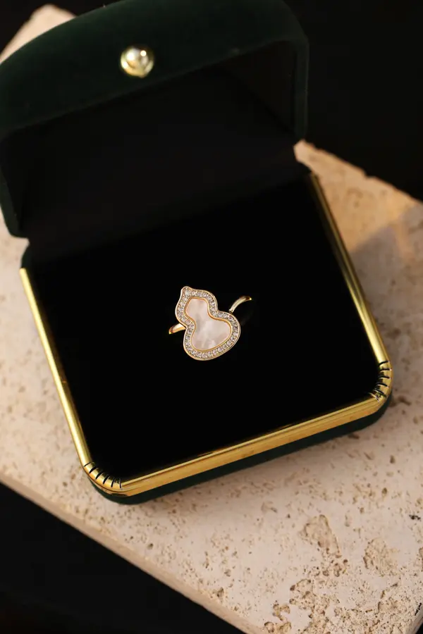 Everyday Minimalist Ring – Polished Finish