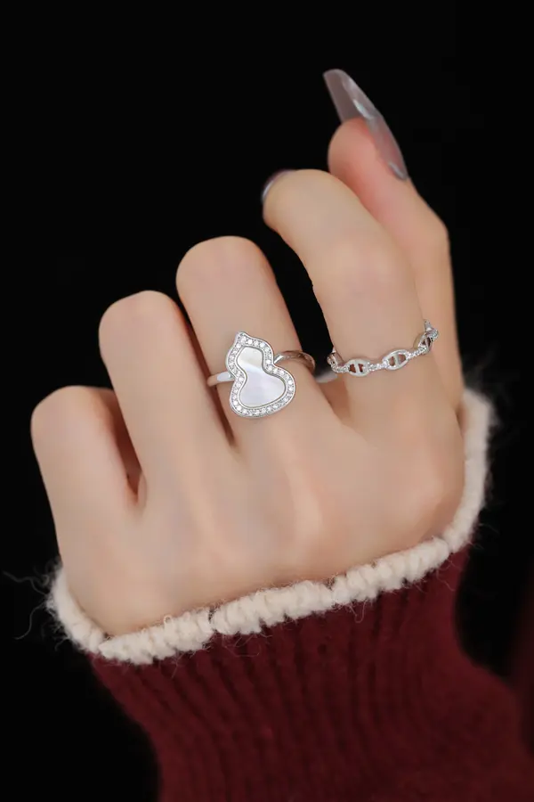 Everyday Minimalist Ring – Polished Finish