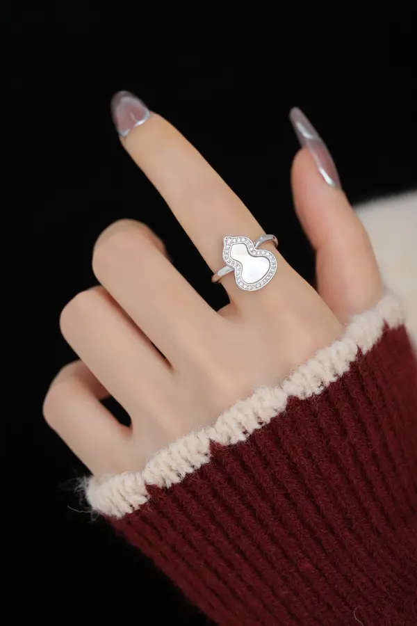 Everyday Minimalist Ring – Polished Finish