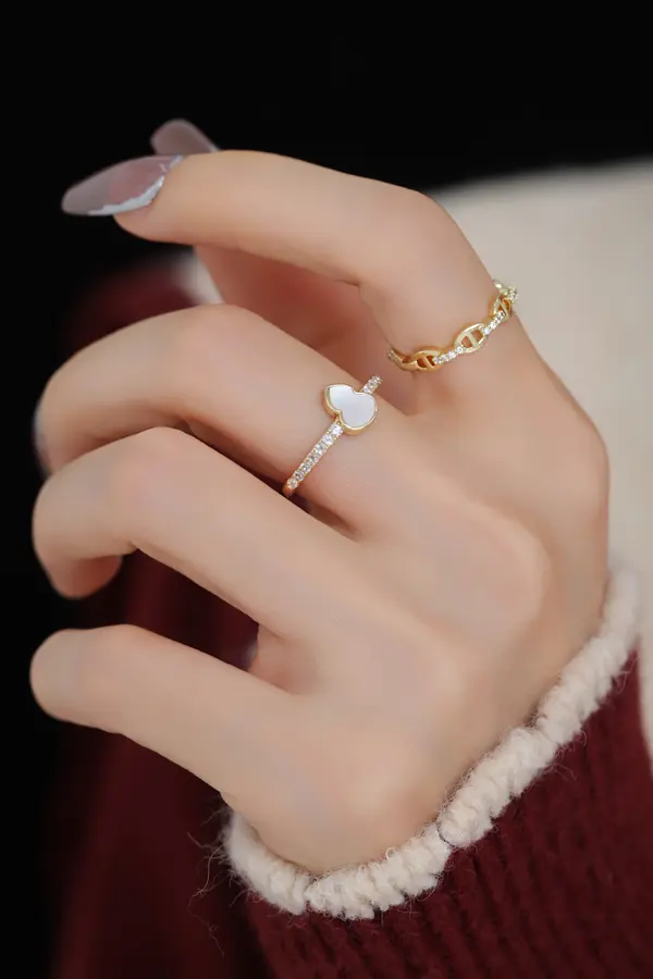 Sleek Minimalist Ring – Effortless Style