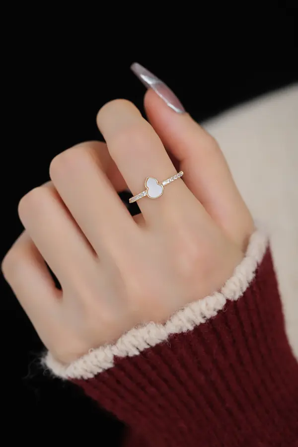 Sleek Minimalist Ring – Effortless Style